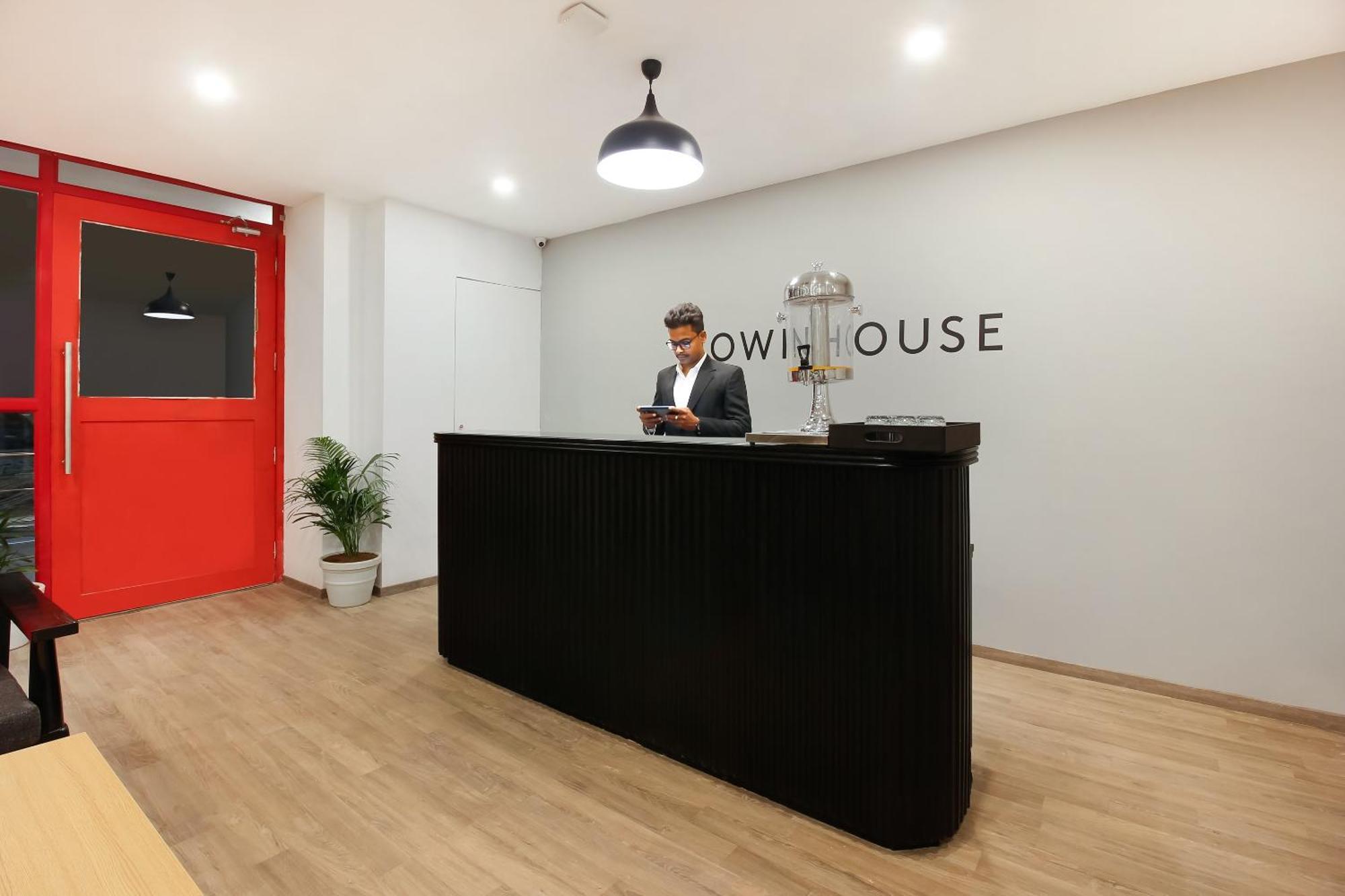 Super Townhouse The Cinco Hotel Near Esi Hospital Hyderabad Exterior photo