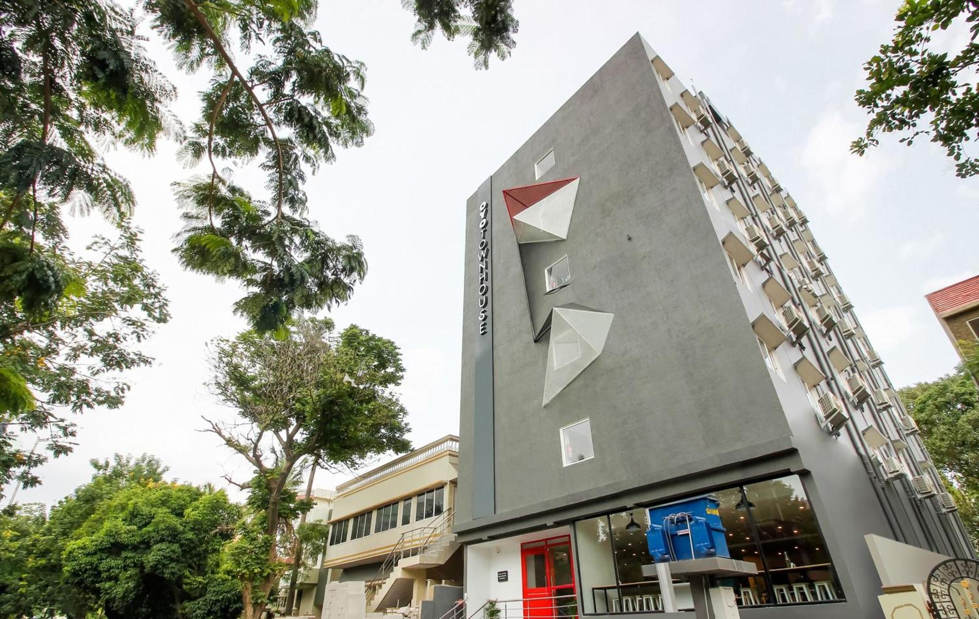 Super Townhouse The Cinco Hotel Near Esi Hospital Hyderabad Exterior photo