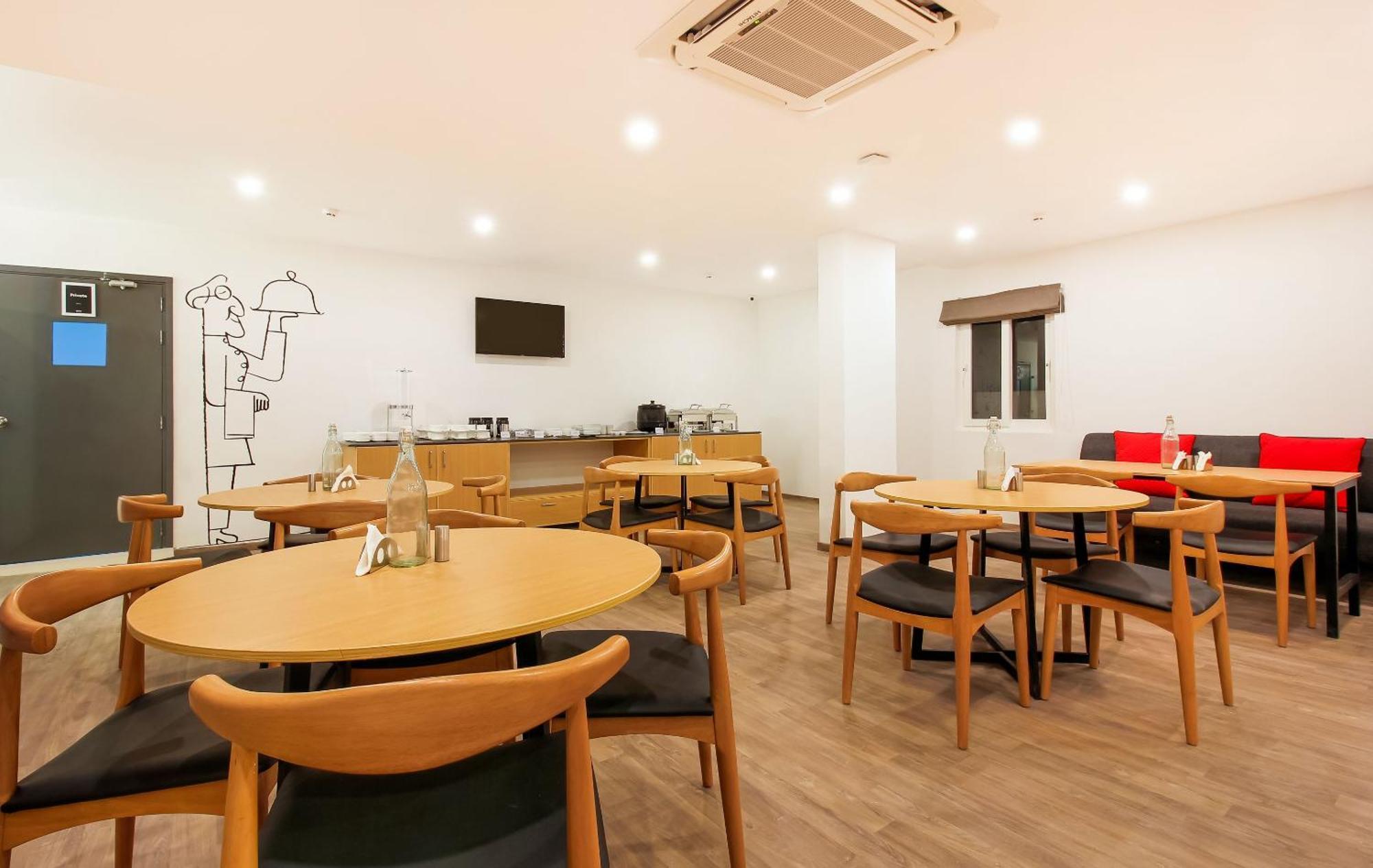 Super Townhouse The Cinco Hotel Near Esi Hospital Hyderabad Exterior photo