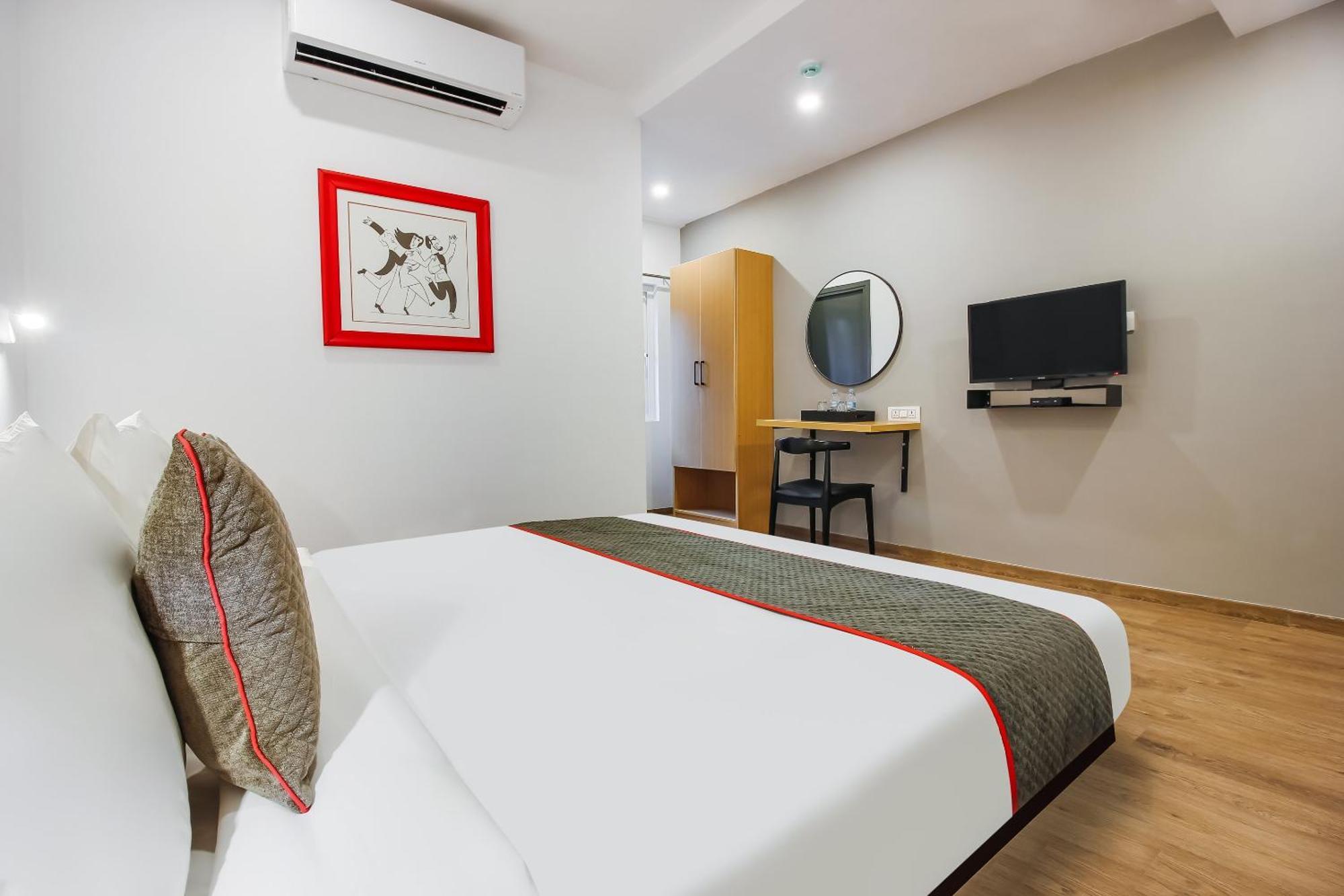 Super Townhouse The Cinco Hotel Near Esi Hospital Hyderabad Exterior photo