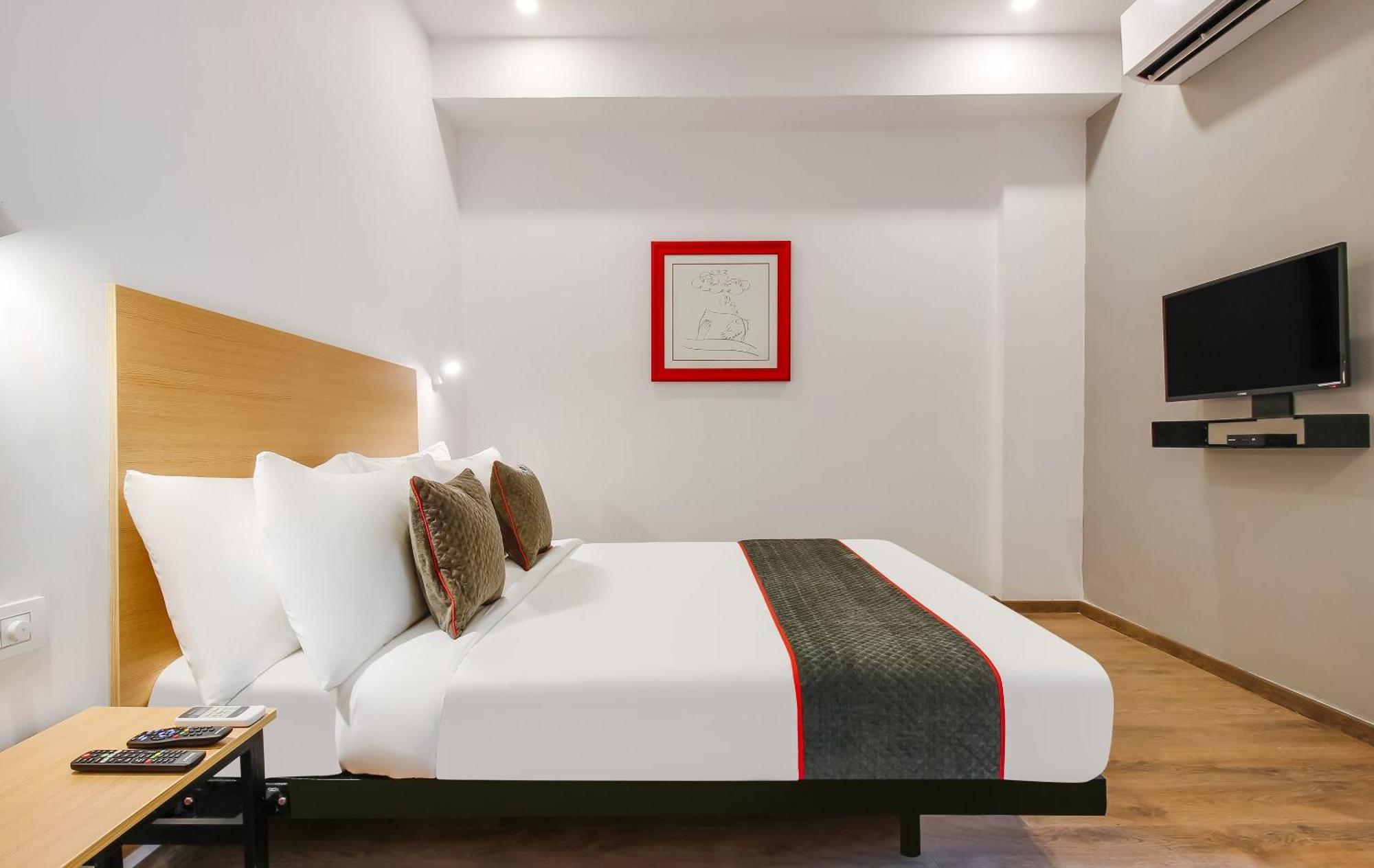 Super Townhouse The Cinco Hotel Near Esi Hospital Hyderabad Exterior photo