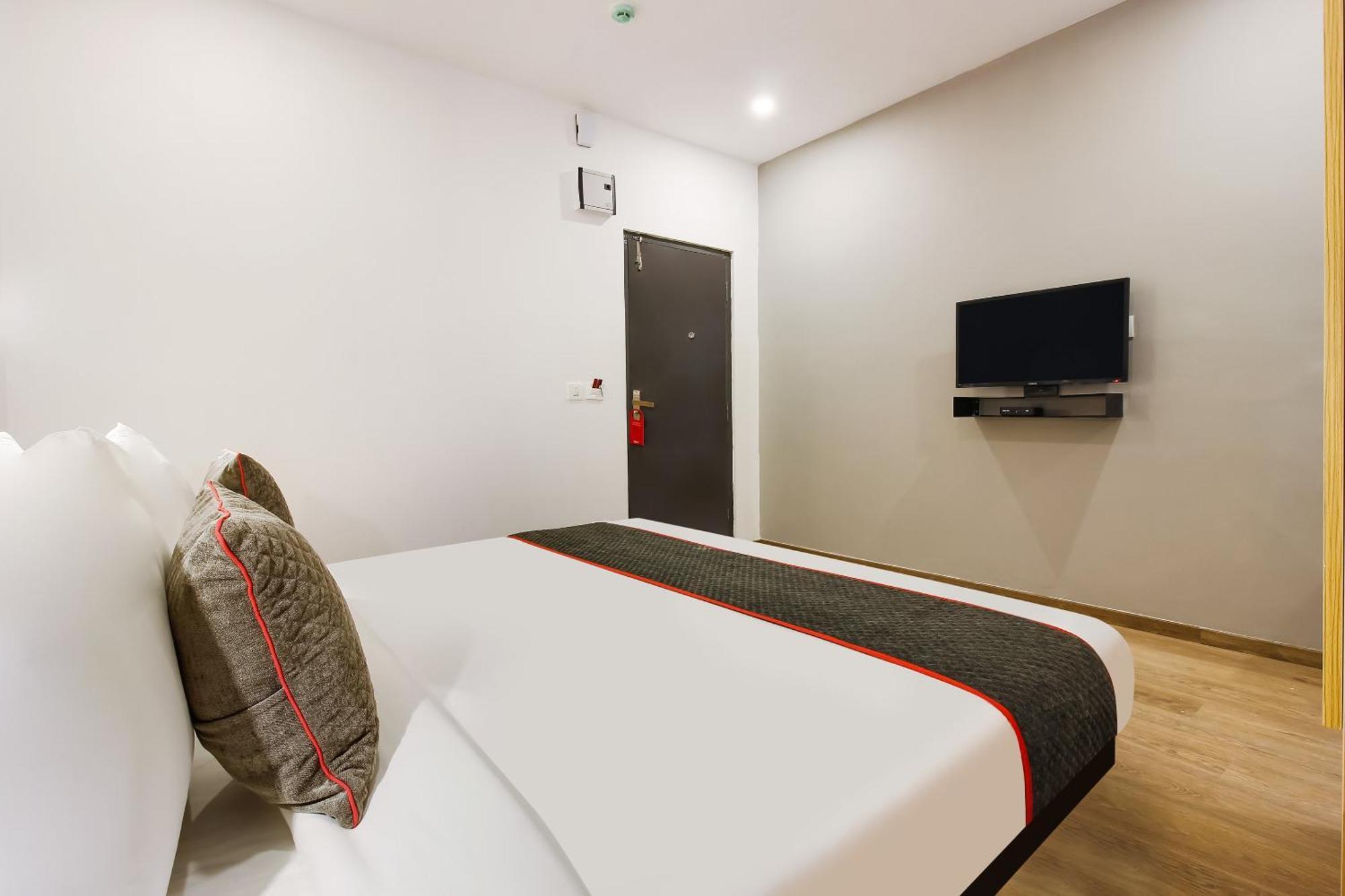 Super Townhouse The Cinco Hotel Near Esi Hospital Hyderabad Exterior photo