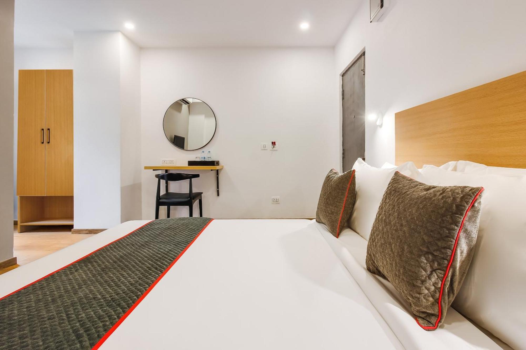 Super Townhouse The Cinco Hotel Near Esi Hospital Hyderabad Exterior photo