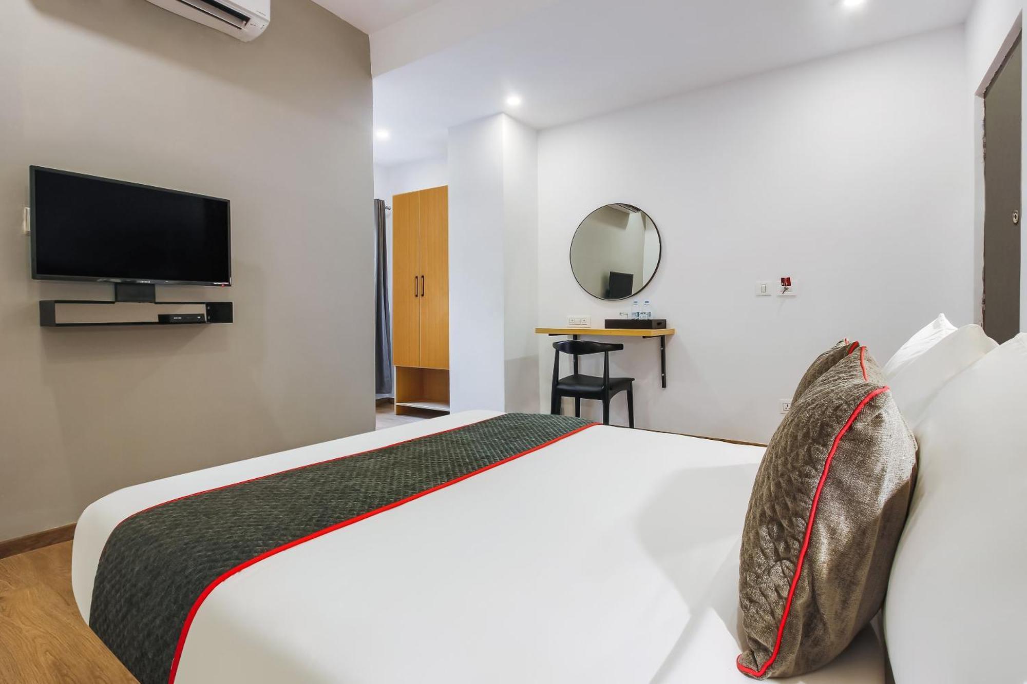 Super Townhouse The Cinco Hotel Near Esi Hospital Hyderabad Exterior photo