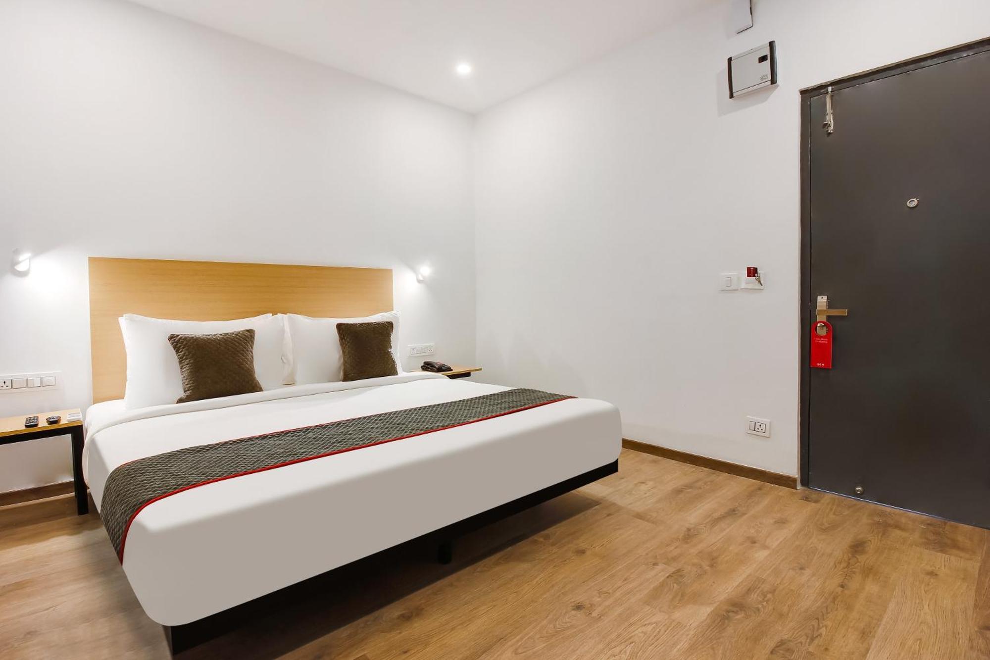 Super Townhouse The Cinco Hotel Near Esi Hospital Hyderabad Exterior photo