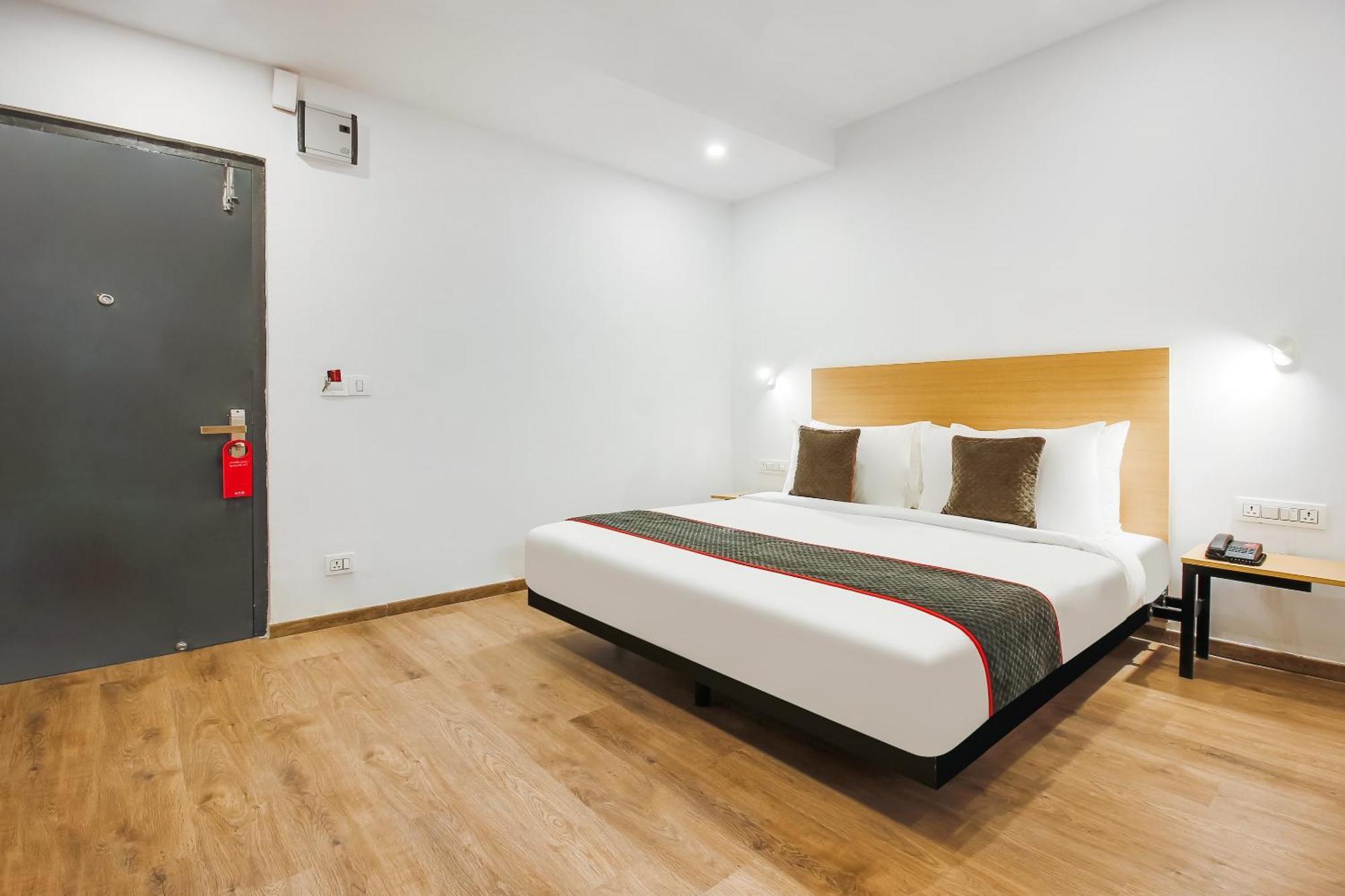 Super Townhouse The Cinco Hotel Near Esi Hospital Hyderabad Exterior photo