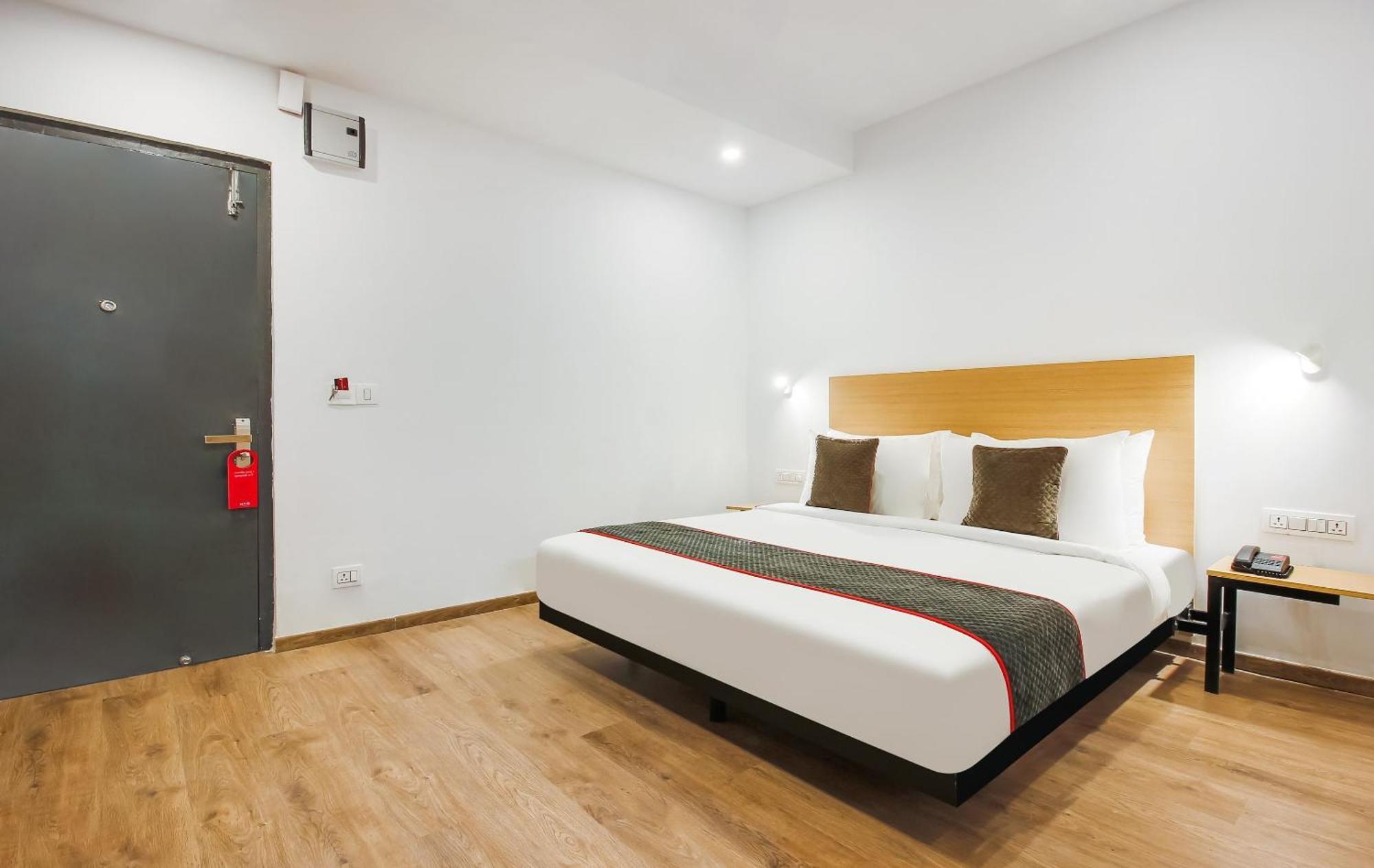 Super Townhouse The Cinco Hotel Near Esi Hospital Hyderabad Exterior photo