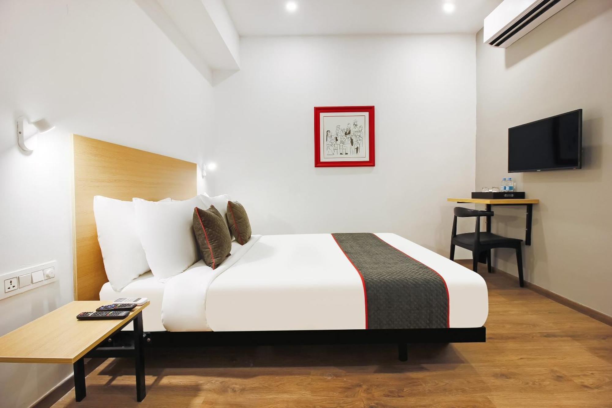 Super Townhouse The Cinco Hotel Near Esi Hospital Hyderabad Exterior photo